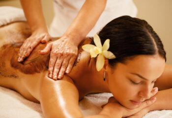 nahaufnahmetherapeut-der-den-ruecken-der-frau-waehrend-einer-spa-behandlung-mit-heisser-schokolade-massiert (1)