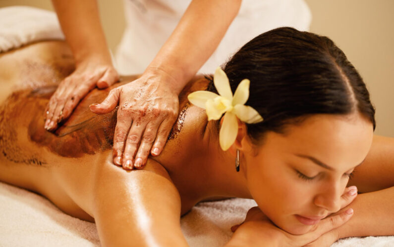 nahaufnahmetherapeut-der-den-ruecken-der-frau-waehrend-einer-spa-behandlung-mit-heisser-schokolade-massiert (1)