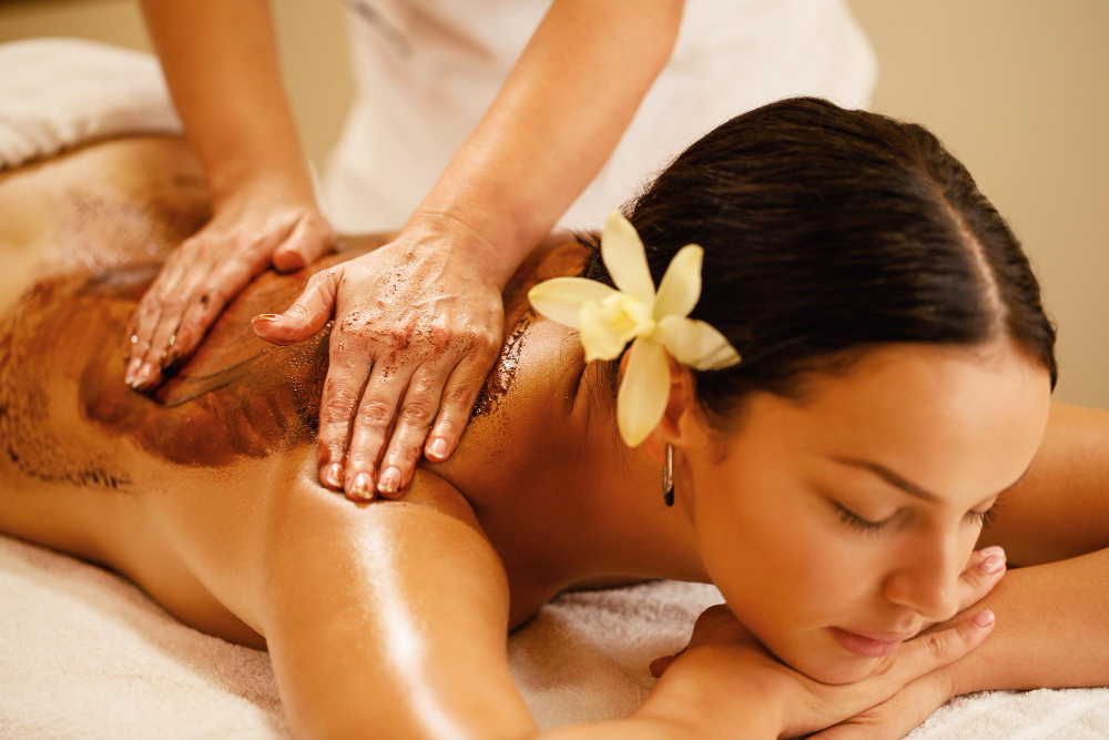 Nahaufnahmetherapeut-der-den-ruecken-der-frau-waehrend-einer-spa-behandlung-mit-heisser-schokolade-massiert (1)